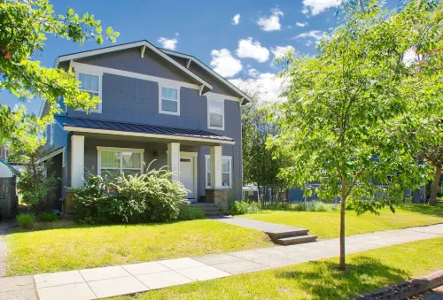 CDA home walking distance to beaches, parks, library and downtown boutiques