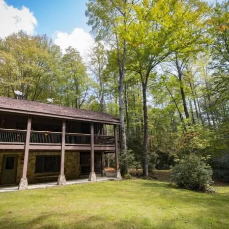 Luxury Waterfall Lodge & Guest House with Firepit, Hiking Trails, WiFi, Creek