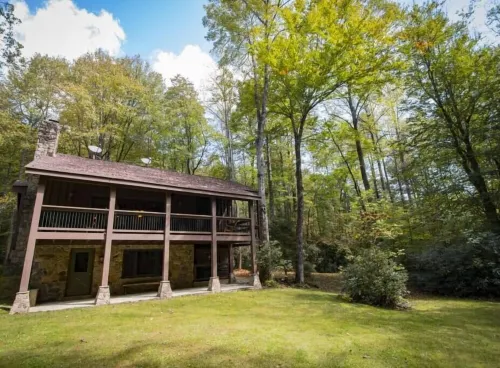 Luxury Waterfall Lodge & Guest House with Firepit, Hiking Trails, WiFi, Creek
