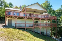 Breathtaking Mountain Views minutes from Brevard w/ new Artesian Hot Tub