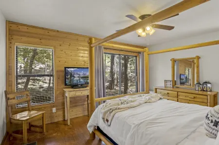 Elite Mountaintop Cabin w/ 2 Decks, Fire Pit & Loft !!SUPERHOSTS!! Pet Friendly