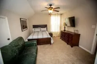 4 BEDROOM 2.5 BATH CLOSE TO CAMPUS AND THE SQUARE.