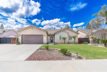 Beautiful Home with Pool & Hot Tub close to National Parks