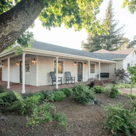 Sonoma Square Gem! Charming New Farmhouse w Pool + Private Detached Guest Suite