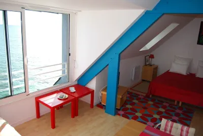 Studio in house bordering the water, exceptional view over the harbour entrance Men Meur附近的飯店