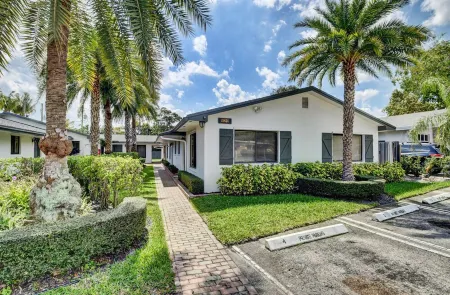 Beautiful spacious 2bd, w/d, bbq, yard, pets allowed, free parking