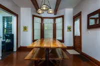 Americana. Large Historic Home. Dogs Welcome. Walk to Downtown and Beach!