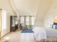 Dew Drop 2 Village Cottage, Steps to Harbor, Lawn & Boathouse Hotels in Saint George