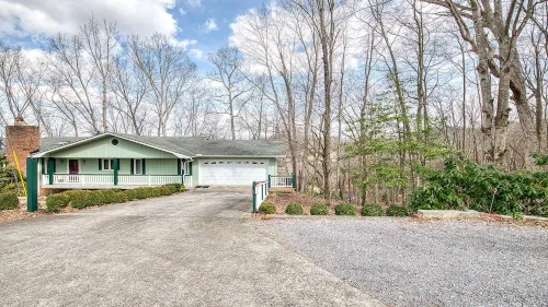 Starstorm Mountain ApartmentLakeview deck & hiking trail, near many activities.