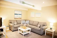 Pristine Cottage: EV charger, AC, outdoor shower+ firepit, walk to Bakers Pond