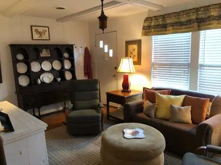 Bungalow located in downtown Tryon, N.C. Отели в г. Трион