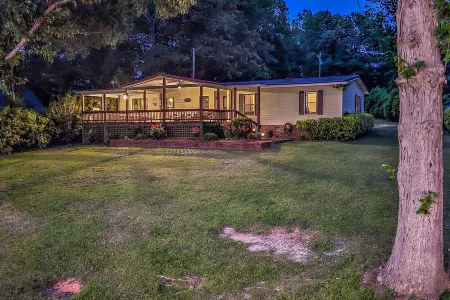 Lake Sinclair Getaway + Rooftop Patio