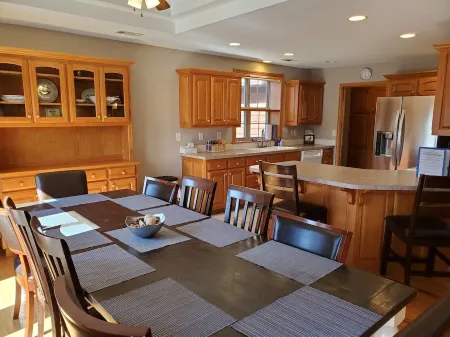 BONNIE'S-Lakefront-Very Nice Home! Neighborhood Boat Launch