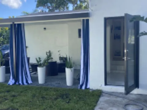 Charming 4 Bedroom Pool House - Miami Design District - 10 mins to Miami Beach.