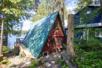 Beautiful Waterfront Hideaway at Sacheen Lake - Homestays