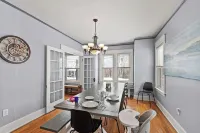 6 Min to Ark! Accommodates 17!