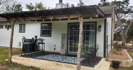 DRIP DROP INN - Stylish Hill Country Home in the Heart of Dripping Springs Отели рядом с достопримечательностью «Ian's Chapel at Camp Lucy»
