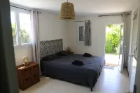 Quiet house in greenery 700m from the sea