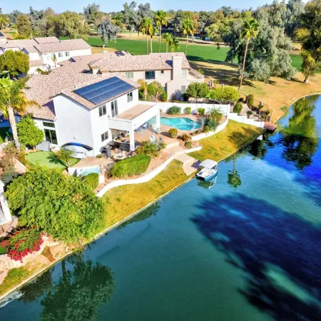 Modern 3bd3bth w/ misters, pool/spa, pool table, kayaks/pedal boat/bikes/fishing