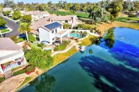 Modern 3bd3bth w/ misters, pool/spa, pool table, kayaks/pedal boat/bikes/fishing