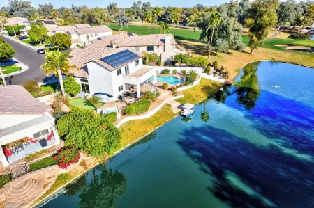 Modern 3bd3bth w/ misters, pool/spa, pool table, kayaks/pedal boat/bikes/fishing