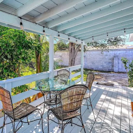 Near DownTown & Napes Beach! Cottage House 2QueenBeds Fenced Back Yard with deck