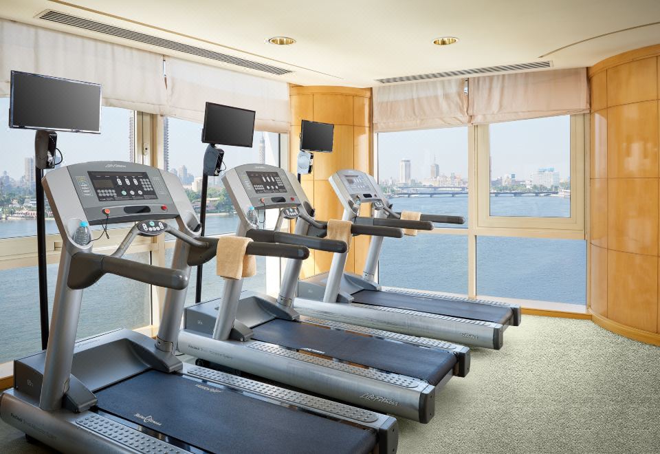 힐튼 카이로 그랜드 나일의 웅장한 로비 