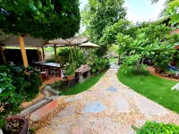 Baan Saranrom Hotels in Amphawa