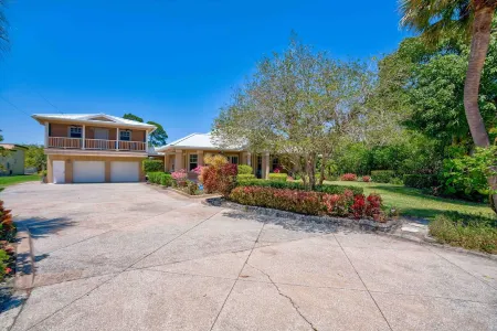 Hobe Sound Private Oasis with  pool on beautiful landscaped 1/2 acre