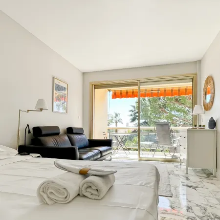 Deluxe 2 Bedroom Apartment with Parking