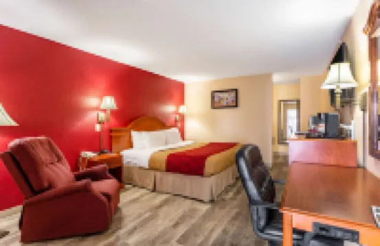 Econo Lodge Inn & Suites