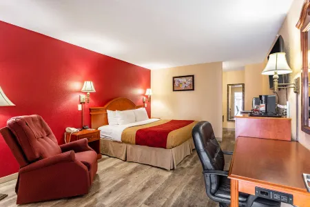 Econo Lodge Inn & Suites