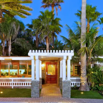 Ocean Palms Beach Resort Отели рядом с достопримечательностью «Тамарак Серф Бич»