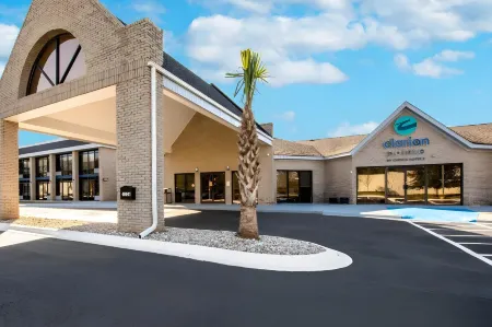 Clarion Pointe Near University Отели в г. York County