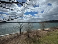 Renovated 2-bed / 2-bath condo POOLSIDE & LAKEFRONT!