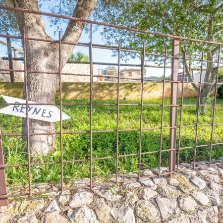 REYNES - Rustic villa with private pool and free Wi-Fi