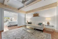 Splendid Palm Beach Location, spacious 1-bedroom condo, dual suite with WiFi,AC