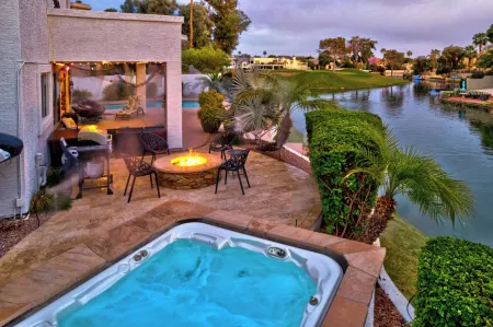 Modern 3bd3bth w/ misters, pool/spa, pool table, kayaks/pedal boat/bikes/fishing