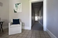 Spacious 5BR Retreat in Charming Central West End Отели рядом с достопримечательностью «Парк Форест»