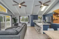 Beautiful conveniently located 2-bedroom ocean view home in Kailua-Kona.