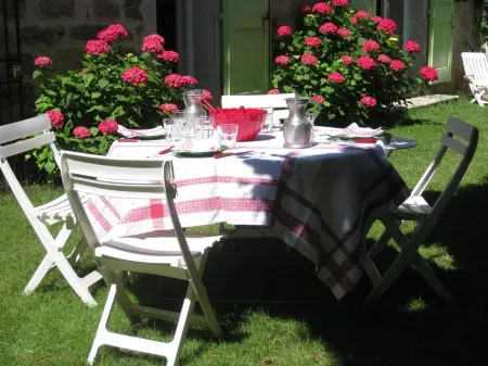 Spacious garden center of Pezenas Отели рядом с достопримечательностью «Camping Les Cigales , 3 étoiles»