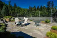 Spacious Corner Townhouse from Mt. Snow! Private Hot Tub!
