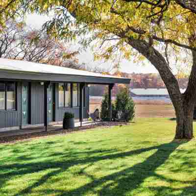 Otis Harbor Springs Hotel Exterior