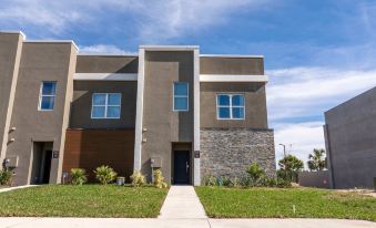 5BR Home With Private Pool Themed Decor