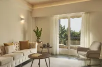 Chic n Bright 3Bd Apt with Hilton View Hotels in Central Athens