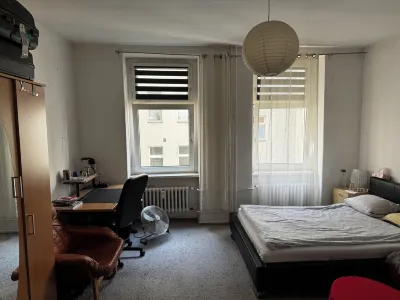 in Gemütliches, Zimmer in Wedding, 2 Minuten Entfernt von der Bushaltestelle Hotels in Gesundbrunnen