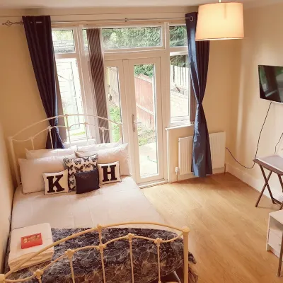 卡瑟林之家高級酒店 鄰近Edmonton Green Station的酒店