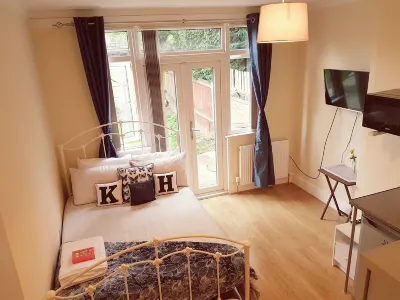 Kathleen House Plus Hotels in Goffs Oak
