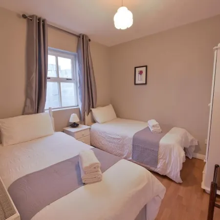 10mindrivecliffsofmoher-cozy2br-parking-wifi