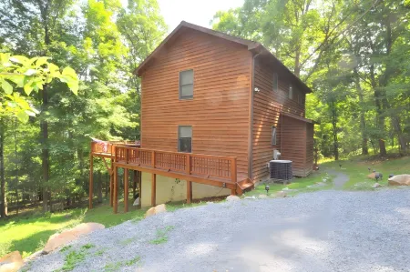 Almost Heaven - Grill, 2 King Beds, Wifi, Deck, Pool Access, Hiking, Wood Stove, Family Friendly Отели рядом с достопримечательностью «Парк штата Беркли Спрингс»